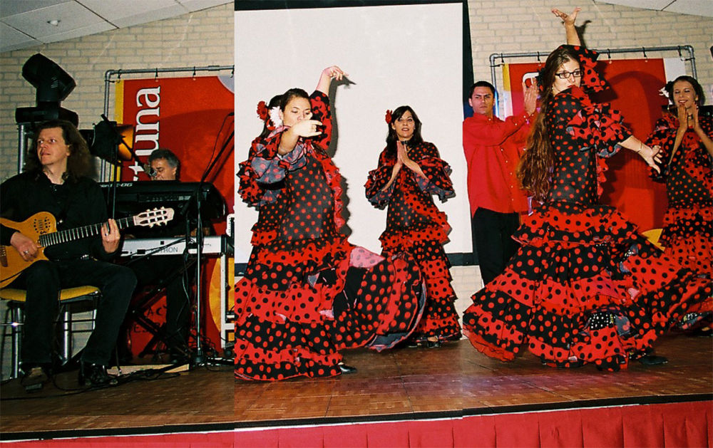 Flamenco danseressen - waar de elegantie en passie van de flamenco tot leven komen door onze getalenteerde danseressen. 